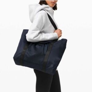 Lululemon’s Take It On Tote Bag 24L in Navy Blue